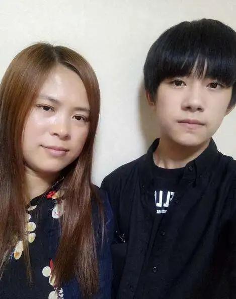 被易烊千玺和郭麒麟笑死,才发现二人那么相似,家庭是成功的起点