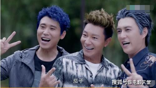 《如果岁月可回头》:靳东化身大男孩,一改大背头造型,暴力踹车