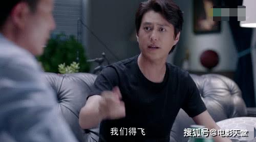《如果岁月可回头》:靳东化身大男孩,一改大背头造型,暴力踹车