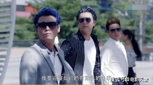 《如果岁月可回头》:靳东化身大男孩,一改大背头造型,暴力踹车