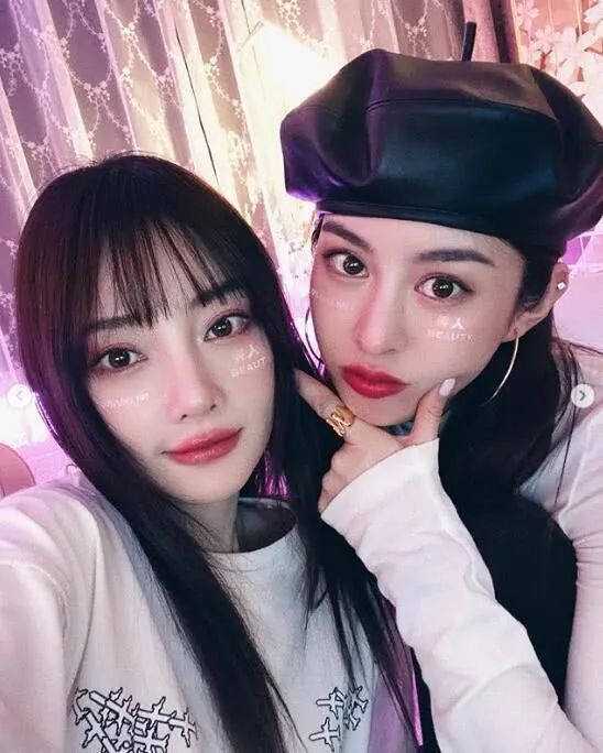 好在闺蜜不当明星!李小璐和圈外闺蜜狂自拍,颜值被闺蜜比下去