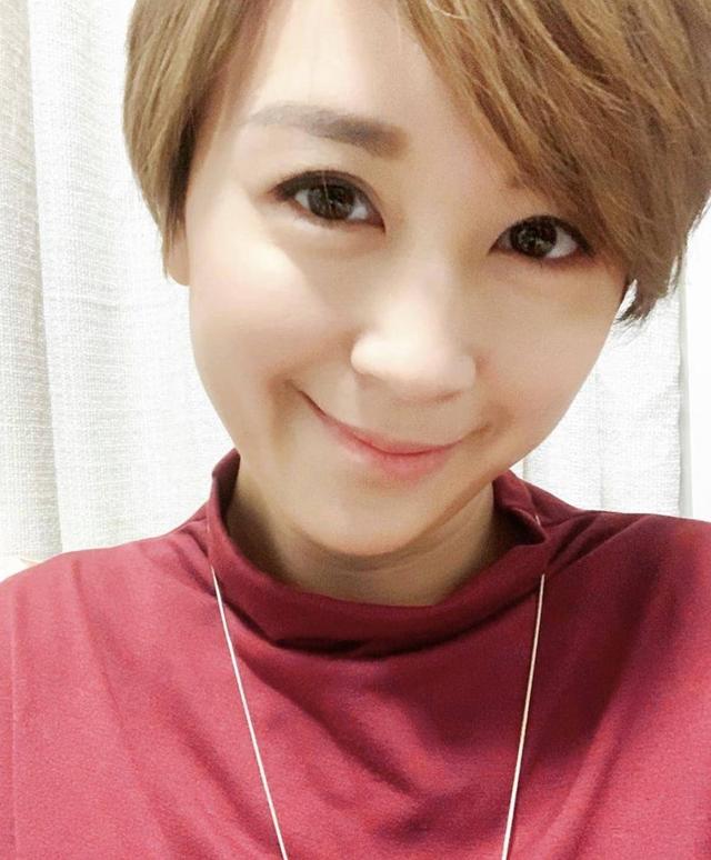 TVB前小花晒与同性友人合照直呼对方为老婆 曾出演黄家驹的妹妹