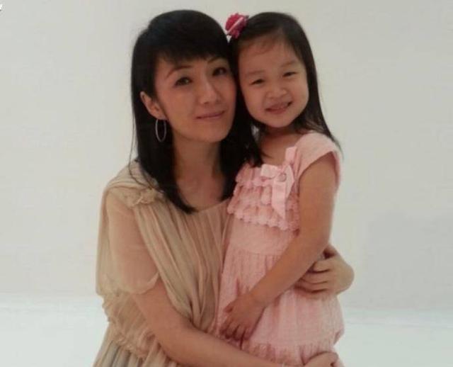 前港姐未婚先孕当单亲妈妈多年 曾与大19岁制片人发展“父女恋”
