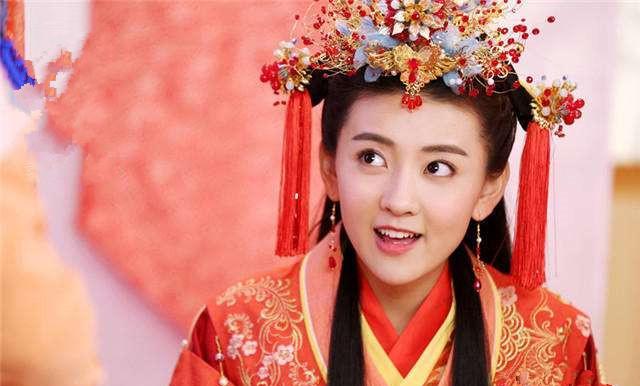 洞房花烛夜,新郎出上联:“十八年前不谋面”,新娘一下联,经典