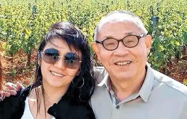 前港姐未婚先孕当单亲妈妈多年 曾与大19岁制片人发展“父女恋”