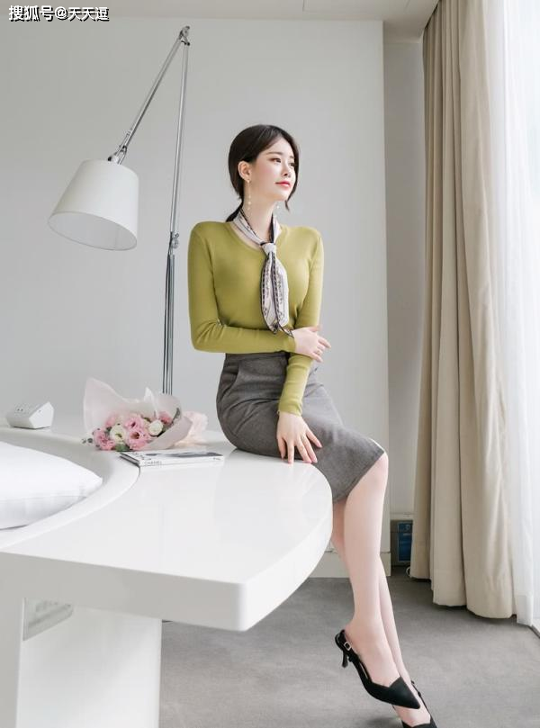 搞笑GIF趣图:妹子还没睡醒就被人家套上戒指,求婚了