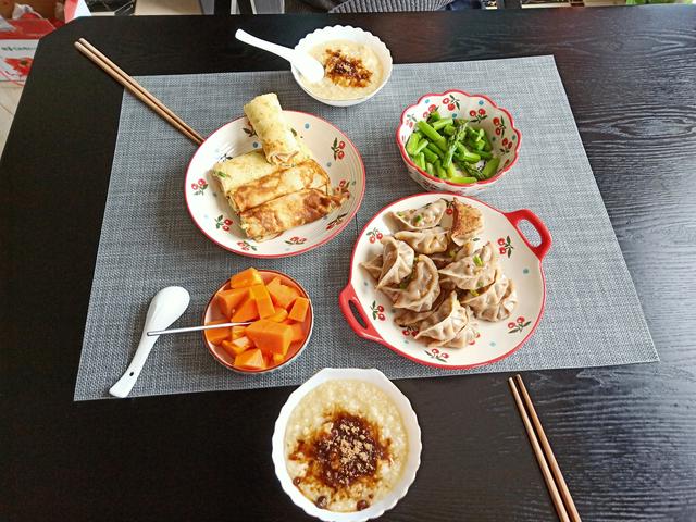 连晒我家4天8餐饭大集合,网友:早餐像皇帝,午餐像乞丐