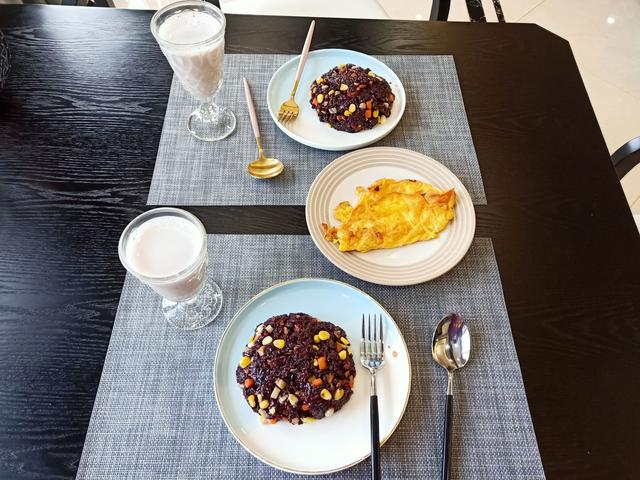 连晒我家4天8餐饭大集合,网友:早餐像皇帝,午餐像乞丐
