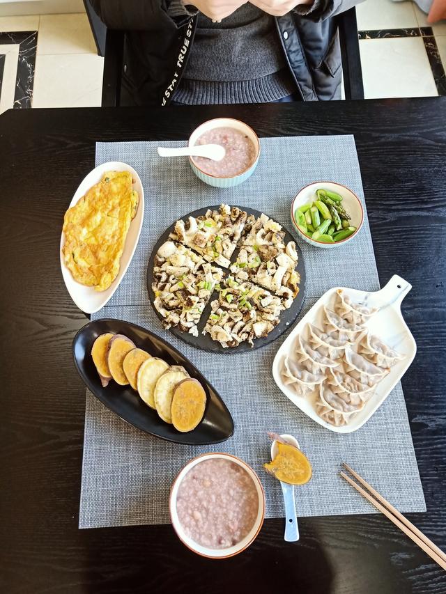 连晒我家4天8餐饭大集合,网友:早餐像皇帝,午餐像乞丐