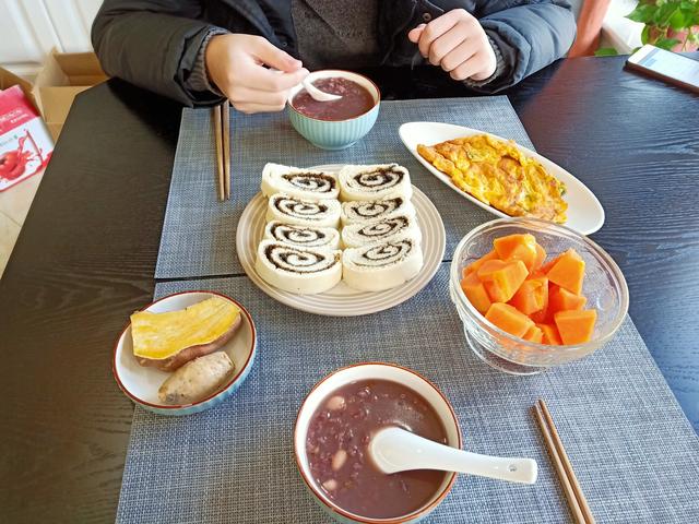 连晒我家4天8餐饭大集合,网友:早餐像皇帝,午餐像乞丐