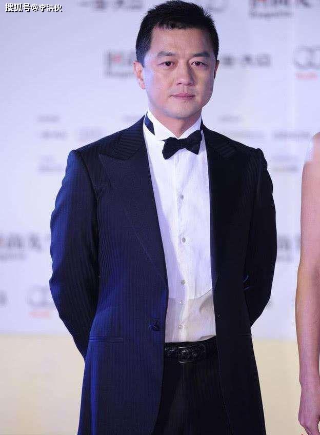 李亚鹏经商数次再遇挫折,新开的餐厅生意惨淡,坐在店内满面愁容