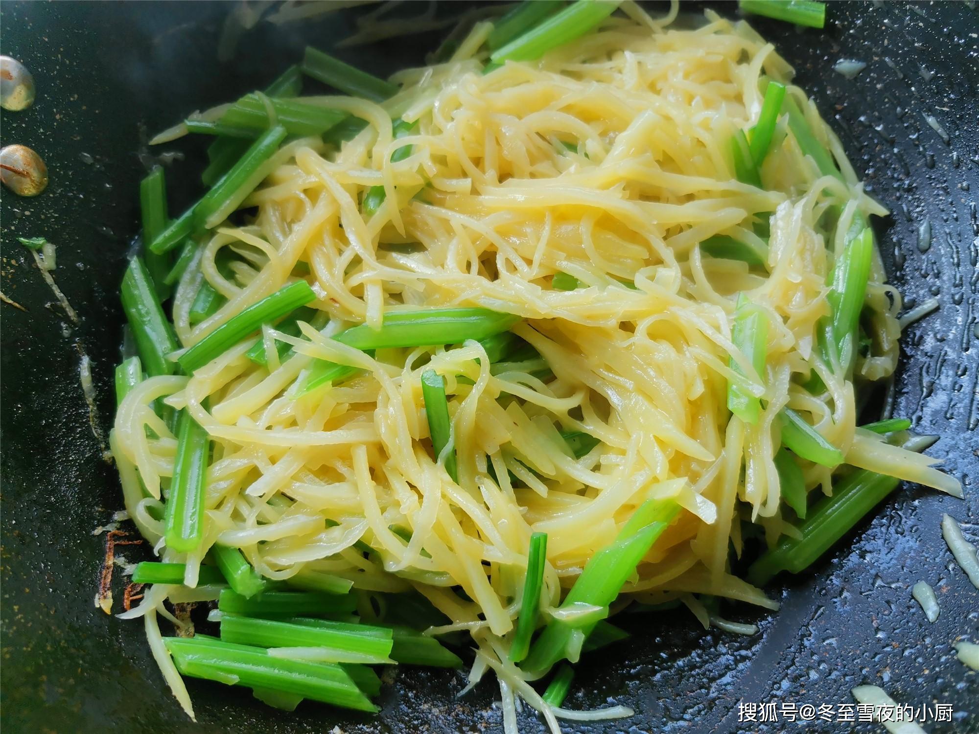 土豆的家常做法,炒土豆丝和这个食材搭配,清香又好吃