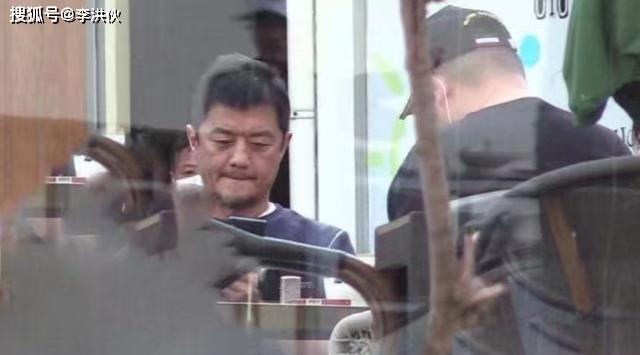 李亚鹏经商数次再遇挫折,新开的餐厅生意惨淡,坐在店内满面愁容