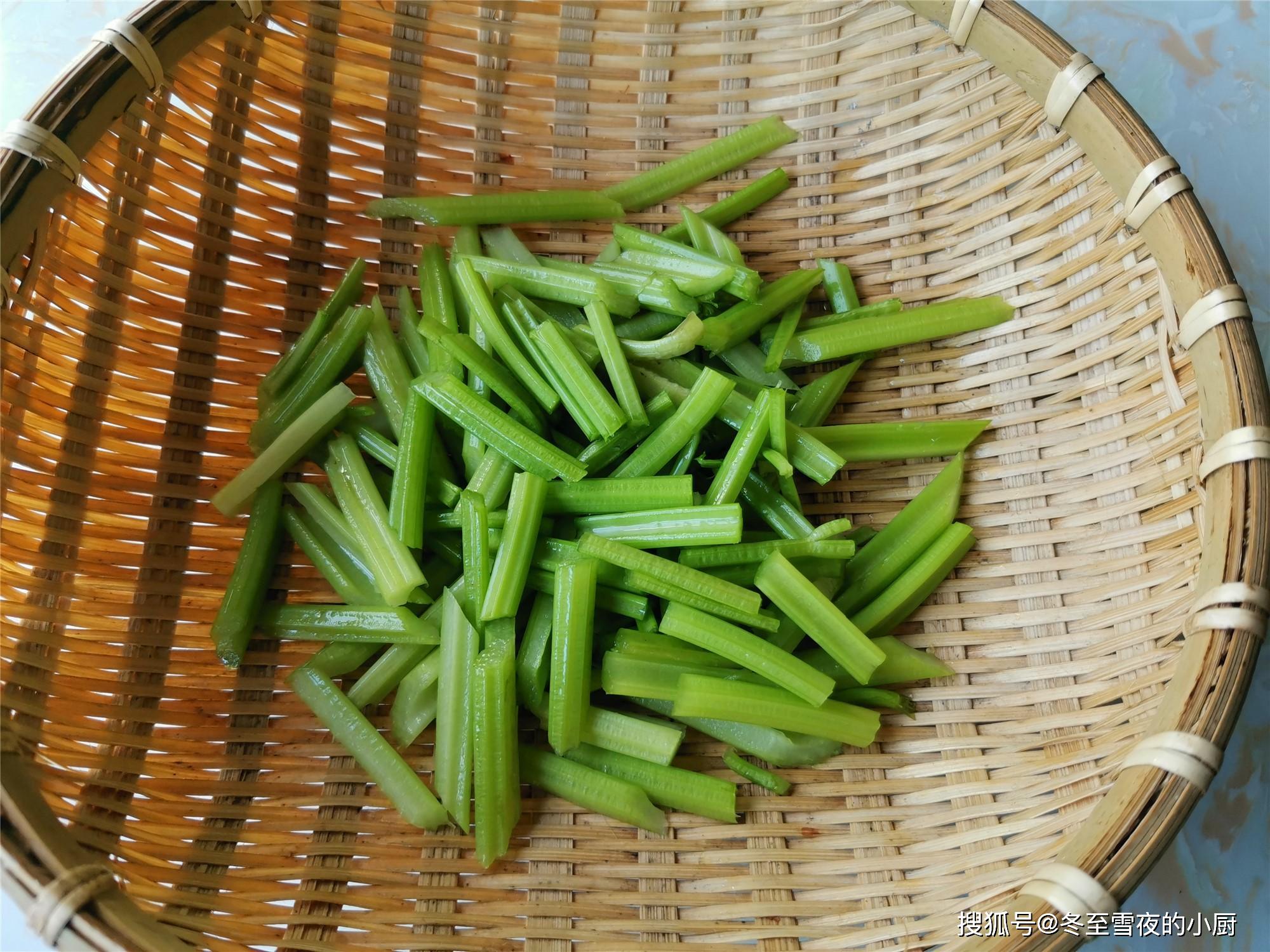 土豆的家常做法,炒土豆丝和这个食材搭配,清香又好吃