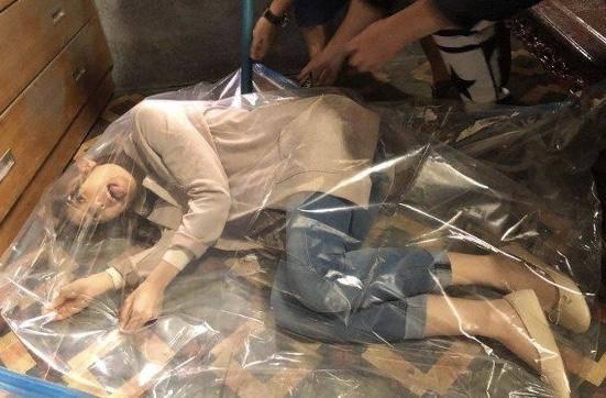27岁TVB小花成功挑战唇膏放锁骨 在真空袋中憋气演死尸被赞敬业
