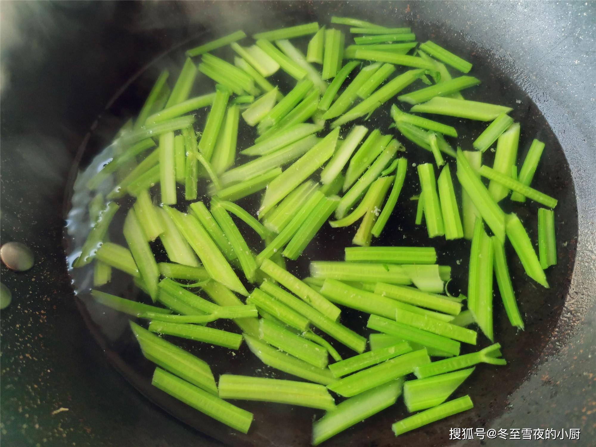 土豆的家常做法,炒土豆丝和这个食材搭配,清香又好吃