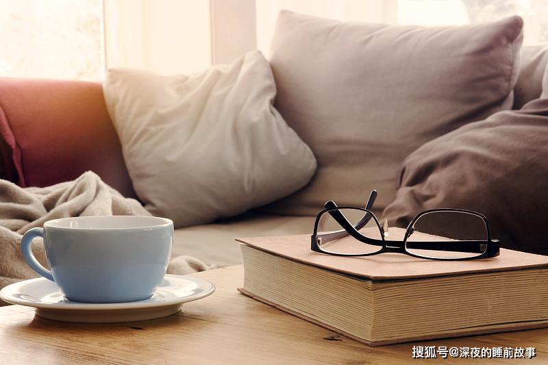 你是那么的鲜明色彩,也是那样的灰暗黑白