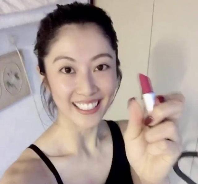 27岁TVB小花成功挑战唇膏放锁骨 在真空袋中憋气演死尸被赞敬业