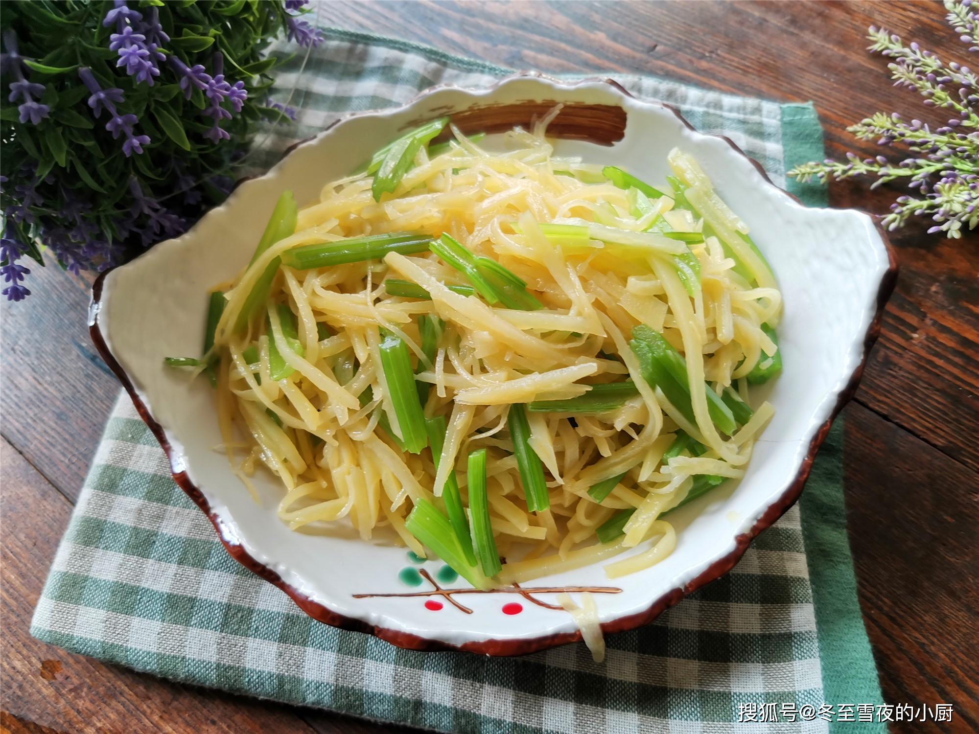 土豆的家常做法,炒土豆丝和这个食材搭配,清香又好吃