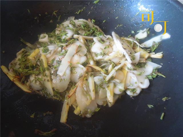 餐桌上的春日限定:椿芽春笋炒年糕,把春天吃进嘴里记在心里