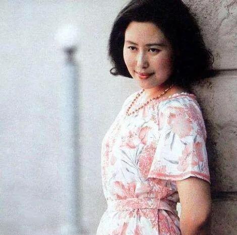 3段婚姻2个娃,前夫不想活在她的光环下,为何斯琴高娃远嫁瑞士