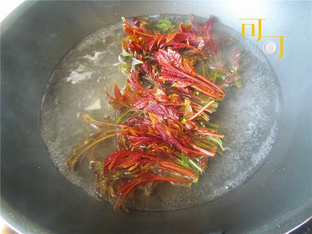 餐桌上的春日限定:椿芽春笋炒年糕,把春天吃进嘴里记在心里