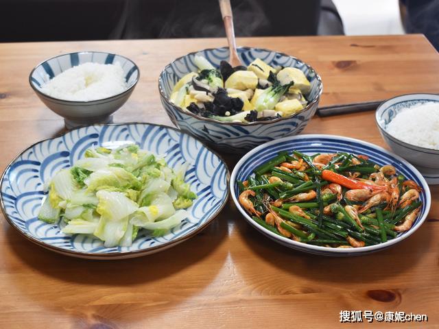 晚餐做了三道家常菜,老公说这样吃肠胃舒服,网友说太素了吃不