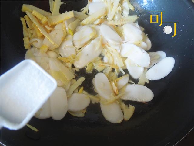 餐桌上的春日限定:椿芽春笋炒年糕,把春天吃进嘴里记在心里