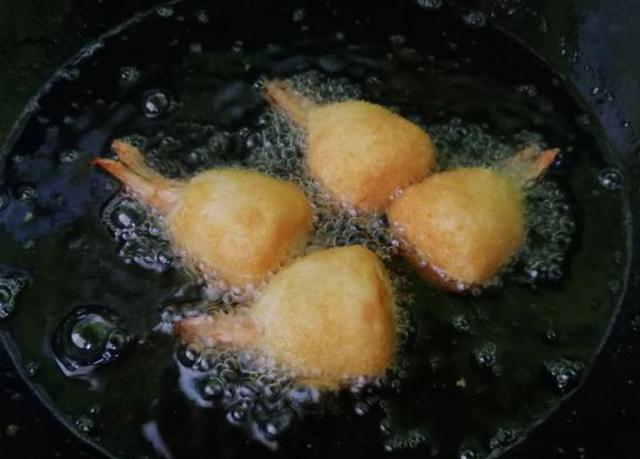 黄金芝士虾球,不仅造型好看,浓浓的芝士风味更是引人
