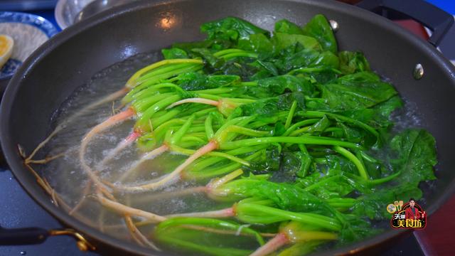 我家菠菜从不炒着吃,加4只鸡蛋,搅一搅拌一拌,上桌就扫光!