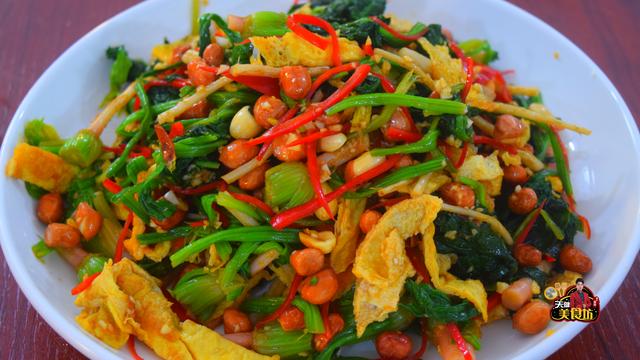 我家菠菜从不炒着吃,加4只鸡蛋,搅一搅拌一拌,上桌就扫光!