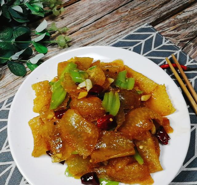 尖椒炒皮肚这样做香辣入味,软嫩劲道,附挑选及泡发皮肚的技巧