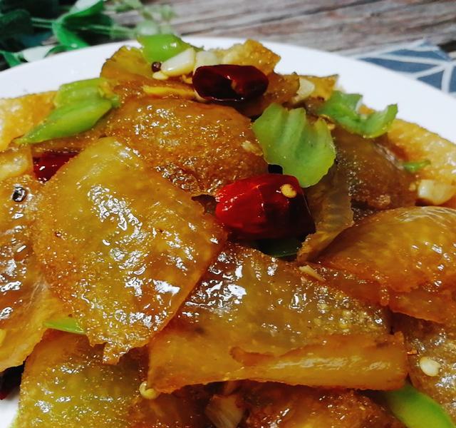 尖椒炒皮肚这样做香辣入味,软嫩劲道,附挑选及泡发皮肚的技巧