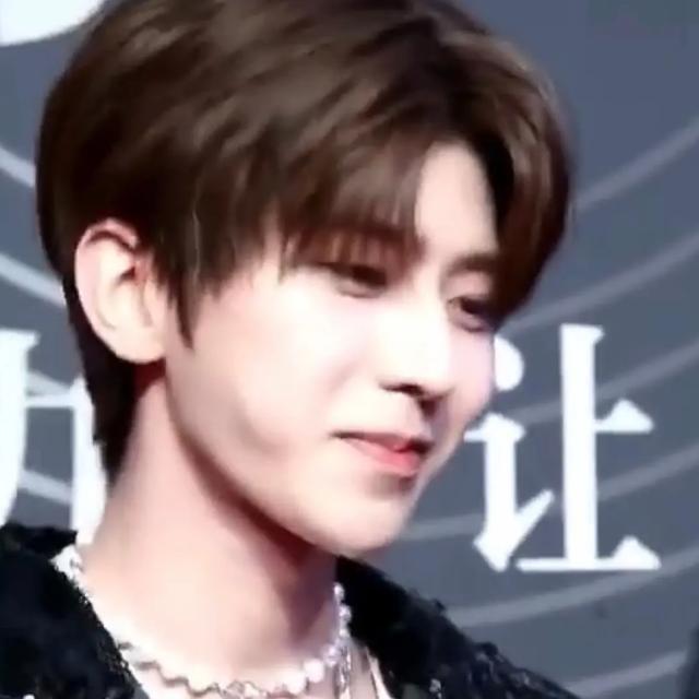 李现蔡徐坤松鼠肌,吴磊王鹤棣猴系长相,细数男流量的标志性特征