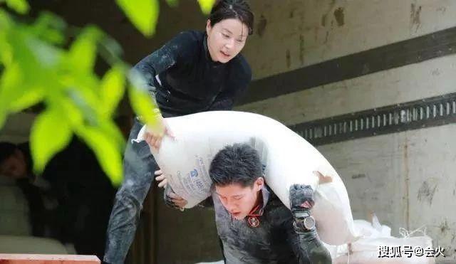 霍启刚晒儿女动态,意外曝光厨房内景!面积狭小拥挤丝毫不像豪门
