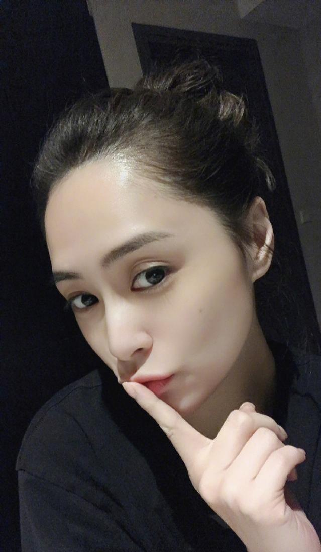 钟欣潼被曝深夜在直播平台豪花6万捧小鲜肉 网友评论:像陈冠希