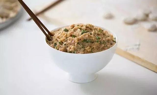 饺子馅里加一勺它,汤汁丰满,味鲜肉嫩,老厨师都这么做!