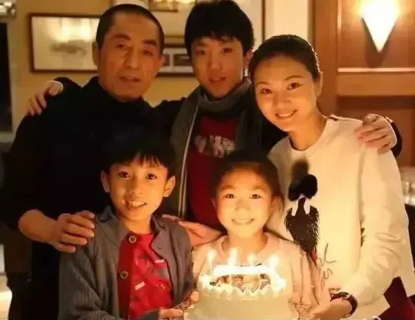 张艺谋70岁生日,小31岁娇妻陈婷隔空祝福,相守21年甜蜜如初