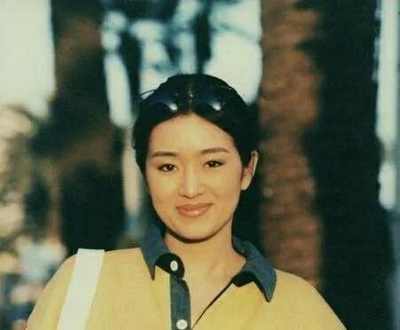 张艺谋70岁生日,小31岁娇妻陈婷隔空祝福,相守21年甜蜜如初