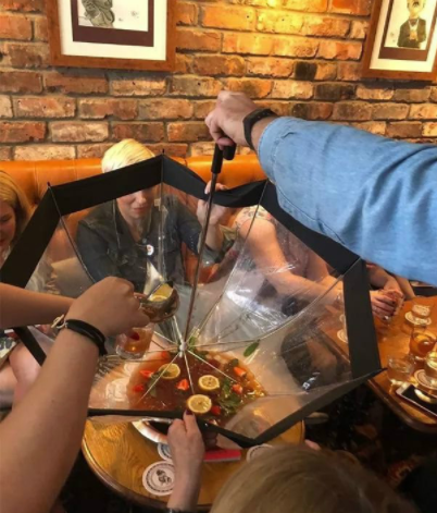 搞笑GIF趣图:兄弟,这么好的媳妇不多了,好好珍惜吧!