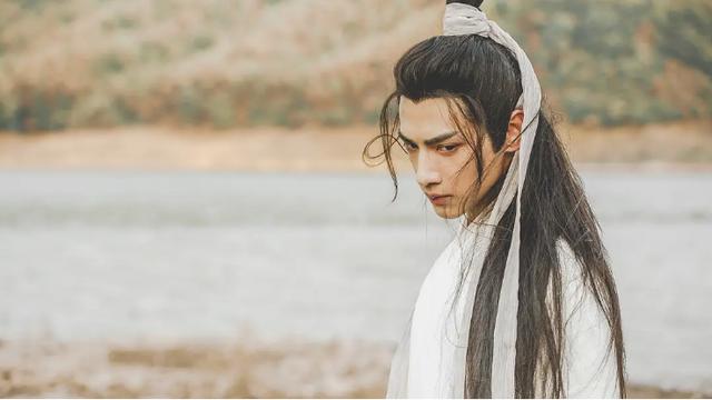 31岁帅气男星拍戏狂喷口水,与女搭档同框身材比例被吊打