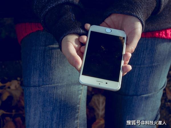 2020 iPhone SE来了:A13/256GB iP8外观、三款配色