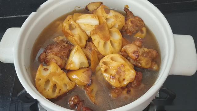 2节莲藕不煎不炸,这样做一锅,大人小孩抢着吃,营养好吃又下饭
