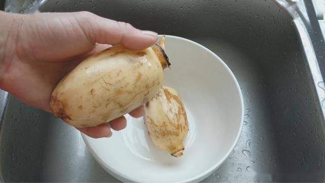 2节莲藕不煎不炸,这样做一锅,大人小孩抢着吃,营养好吃又下饭