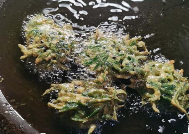 清明时节必吃的食物,艾蒿丸子香酥脆爽,青团子软糯爽口