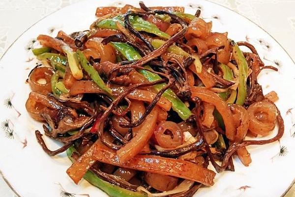 过年的美食。猪皮烧土豆实在是太好吃了,让人难以忘怀。