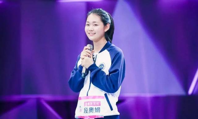 赵小棠参赛疑似改年龄,和王思聪前女友豆得儿旧照曝光,两人同届