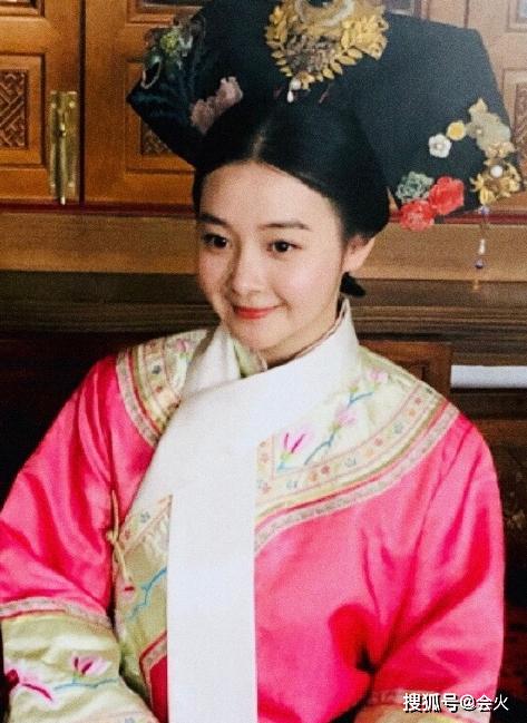 爆红时出国镀金,28岁"国民闺女"重回娱乐圈!直播却没人买账