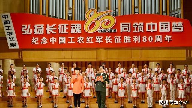 爆红时出国镀金,28岁"国民闺女"重回娱乐圈!直播却没人买账