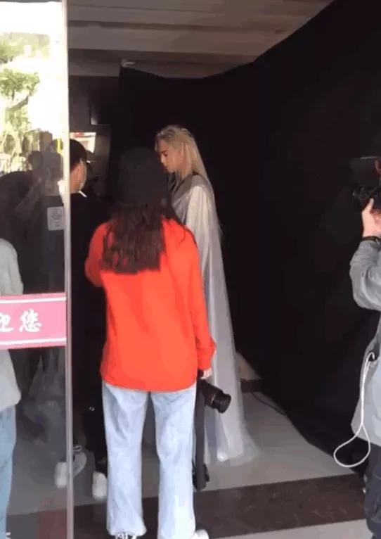 王鹤棣祝绪丹《遇龙》定妆照曝光,白发造型COS龙王被评非主流